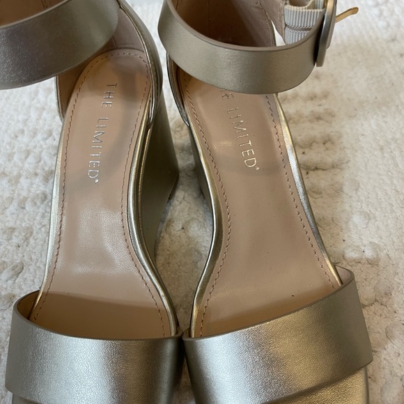 THE LIMITED Women’s size 6 1/2 wedge shoe - Picture 7 of 11